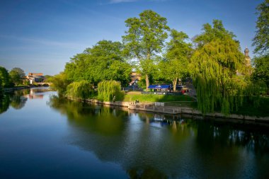 Editör Shrewsbury, İngiltere - 27 Nisan 2025 İngiliz şehri Shrewsbury 'den akan Severn Nehri