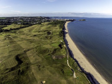 Editör Tenby, İngiltere - 10 Temmuz 2025: Pembrokeshire, Batı Galler 'deki Tenby Golf Kulübü ve South Beach' in insansız hava aracı görüntüsü