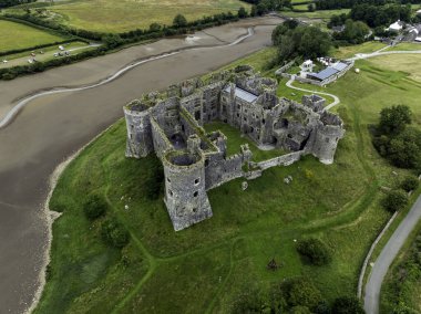 Editör Carew, İngiltere - 08 Temmuz 2025: Pembrokeshire, Batı Galler 'deki ortaçağ Carew Kalesi' nin havadan görünüşü