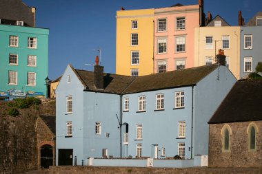 Editör Tenby, İngiltere - 09 Temmuz 2025: Güney Galler 'in Tenby kentindeki renkli Gürcü evleri