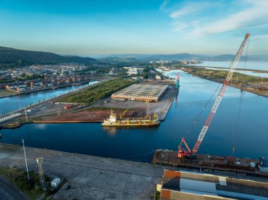 Editör Swansea, İngiltere - 10 Ağustos 2025: Swansea East 'in Port Talbot' a bakan görüntüsü