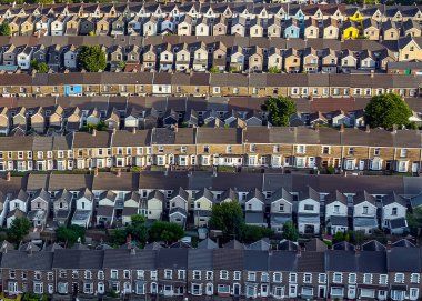 Swansea, İngiltere - 26 Ağustos 2025: Güney Galler 'deki İngiliz kentsel teras evlerinin havadan görünüşü