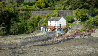 Editör Laugharne, Galler - 23 Eylül 2025: Laugharne 'deki Kayıkhane, Dylan Thomas' ın yaşadığı ve birçok önemli eserini yazdığı Taf Estuary manzaralı