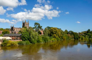 Yayın Hereford, İngiltere - 22 Eylül 2025: The River Wye muhteşem Hereford Katedrali 'nin yanından geçerken Severn Estuary' e doğru ilerliyor