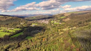 Güney Galler 'deki Dulais Vadisi' ndeki Crynant Village 'ın insansız hava aracı görüntüsü