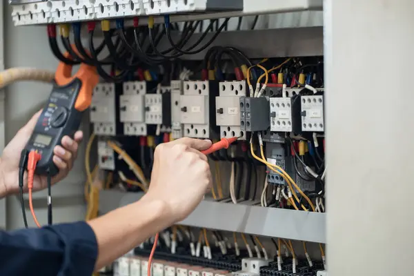 Probador Trabajo Ingeniero Electricista Que Mide Voltaje Corriente Línea Eléctrica —  Fotos de Stock