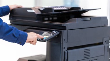 İşadamı, yazıcı fotokopi ağı panelindeki düğmeye basar, ofis konseptinde fotokopi üzerinde çalışır, yazıcı, kağıt tarama ve kopyalama için ofis çalışanı ekipmanıdır.