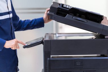 İşadamı, yazıcı fotokopi ağı panelindeki düğmeye basar, ofis konseptinde fotokopi üzerinde çalışır, yazıcı, kağıt tarama ve kopyalama için ofis çalışanı ekipmanıdır.