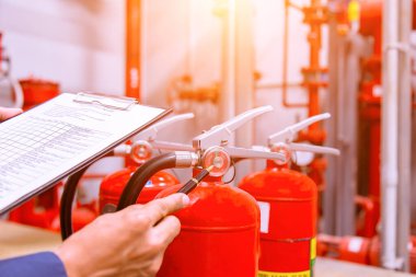 Mühendis Endüstriyel yangın kontrol sistemini, yangın alarmı kontrolörünü, yangın uyarıcısını, yangın söndürme sistemini kontrol ediyor. Yangın durumunda sistem hazır..