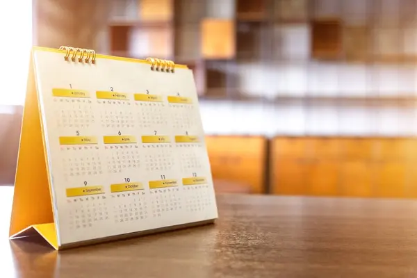 关于木桌背景的日历页翻页商业计划书约会概念 — 图库照片