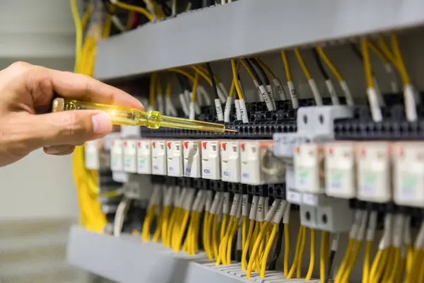 Eletricistas Mãos Testando Corrente Elétrica Painel Controle — Fotografia de Stock