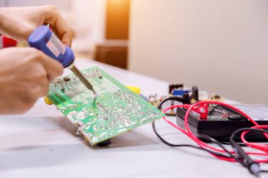 Ellerinizi kapatın. Ellerinizi tutun. Alet tamiratı elektronik üretim hizmetleri, elektronik cihazların onarımı, teneke lehimleme parçaları..