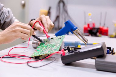 Ellerinizi kapatın. Ellerinizi tutun. Alet tamiratı elektronik üretim hizmetleri, elektronik cihazların onarımı, teneke lehimleme parçaları..