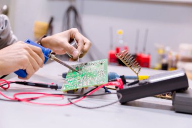 Ellerinizi kapatın. Ellerinizi tutun. Alet tamiratı elektronik üretim hizmetleri, elektronik cihazların onarımı, teneke lehimleme parçaları..