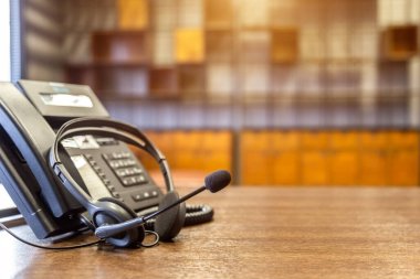 İletişim desteği, çağrı merkezi ve müşteri hizmetleri yardım masası. Müşteri hizmetleri desteği için VOIP kulaklığı (çağrı merkezi) kavramı