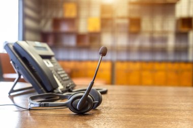 İletişim desteği, çağrı merkezi ve müşteri hizmetleri yardım masası. Müşteri hizmetleri desteği için VOIP kulaklığı (çağrı merkezi) kavramı