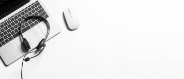 İletişim desteği, çağrı merkezi ve müşteri hizmetleri yardım masası. Müşteri hizmetleri desteği için VOIP kulaklığı (çağrı merkezi) kavramı