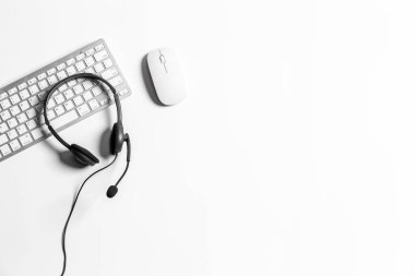 İletişim desteği, çağrı merkezi ve müşteri hizmetleri yardım masası. Müşteri hizmetleri desteği için VOIP kulaklığı (çağrı merkezi) kavramı