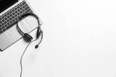 İletişim desteği, çağrı merkezi ve müşteri hizmetleri yardım masası. Müşteri hizmetleri desteği için VOIP kulaklığı (çağrı merkezi) kavramı