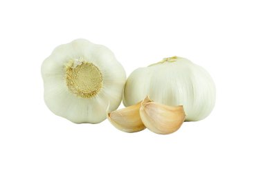 Beyaz arka planda izole edilmiş taze sarımsak, yiyecek ve sağlık konsepti.