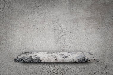 Gri beton duvar arkaplanının üzerine boş raf