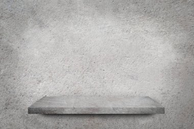Gri beton duvar arkaplanının üzerine boş raf