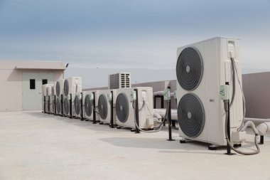 Endüstriyel bir binanın çatısında havalandırma (HVAC) ve binanın soğutma sistemi bulunmaktadır..