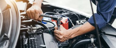 Otomobil tamircisinin eli araba klimalarını doldurmak için ölçüm manifoldunun göstergesini kullanacak. Tamir ve onarım hizmeti kavramları, araba servisi kavramı 