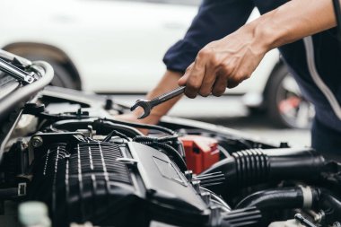 Otomobil tamircisinin eli araba klimalarını doldurmak için ölçüm manifoldunun göstergesini kullanacak. Tamir ve onarım hizmeti kavramları, araba servisi kavramı 