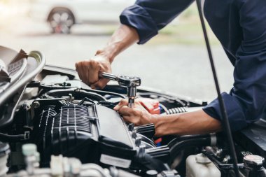 Otomobil tamircisinin eli araba klimalarını doldurmak için ölçüm manifoldunun göstergesini kullanacak. Tamir ve onarım hizmeti kavramları, araba servisi kavramı 
