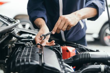 Otomobil tamircisinin eli araba klimalarını doldurmak için ölçüm manifoldunun göstergesini kullanacak. Tamir ve onarım hizmeti kavramları, araba servisi kavramı 