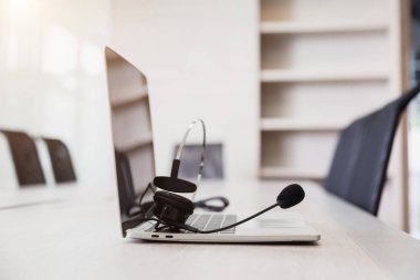 İletişim desteği, çağrı merkezi ve müşteri hizmetleri yardım masası. Müşteri hizmetleri desteği için VOIP kulaklığı (çağrı merkezi) kavramı .