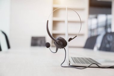 İletişim desteği, çağrı merkezi ve müşteri hizmetleri yardım masası. Müşteri hizmetleri desteği için VOIP kulaklığı (çağrı merkezi) kavramı .