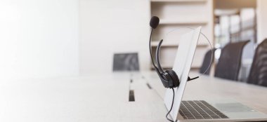 İletişim desteği, çağrı merkezi ve müşteri hizmetleri yardım masası. Müşteri hizmetleri desteği için VOIP kulaklığı (çağrı merkezi) kavramı .