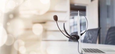 İletişim desteği, çağrı merkezi ve müşteri hizmetleri yardım masası. Müşteri hizmetleri desteği için VOIP kulaklığı (çağrı merkezi) kavramı .