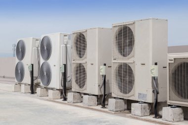 Endüstriyel bir binanın çatısında havalandırma (HVAC) ve binanın soğutma sistemi bulunmaktadır..