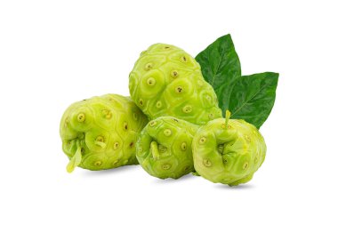 noni ya da Morinda Citrifolia ve beyaz arka planda yarım dilimlenmiş yeşil yapraklı meyveler.