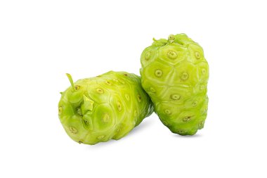 noni ya da Morinda Citrifolia ve dilim beyaz arka planda izole.