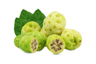 noni ya da Morinda Citrifolia ve beyaz arka planda yarım dilimlenmiş yeşil yapraklı meyveler.