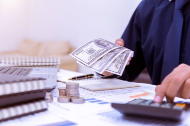 Ofisteki Hesaplayıcı Kullanımı Vergi Hesaplayan İşadamının Orta Bölümü.