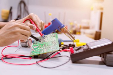 Ellerinizi kapatın. Ellerinizi tutun. Alet tamiratı elektronik üretim hizmetleri, elektronik cihazların onarımı, teneke lehimleme parçaları..