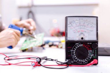 Ellerinizi kapatın. Ellerinizi tutun. Alet tamiratı elektronik üretim hizmetleri, elektronik cihazların onarımı, teneke lehimleme parçaları..