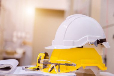 Kontrol odasında standart inşaat güvenlik ekipmanı, İnşaat ve Güvenlik Konsepti.