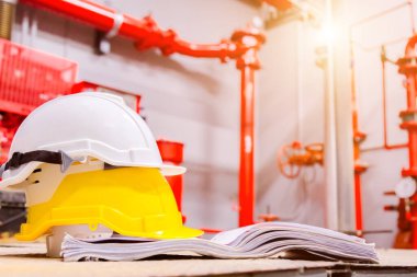 Kontrol odasında standart inşaat güvenlik ekipmanı, İnşaat ve Güvenlik Konsepti.