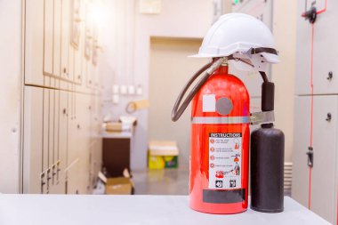 Güçlü bir endüstriyel yangın söndürme sisteminin kırmızı yangın söndürme tüpü.