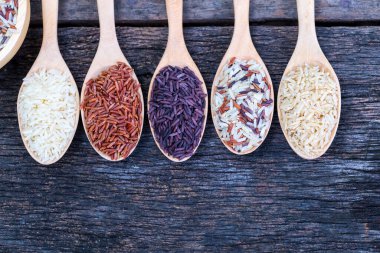 Ahşap zeminde beş çeşit organik pirinç.