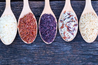 Ahşap zeminde beş çeşit organik pirinç.