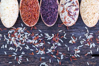 Ahşap zeminde beş çeşit organik pirinç.