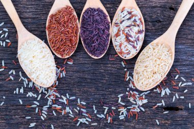 Ahşap zeminde beş çeşit organik pirinç.