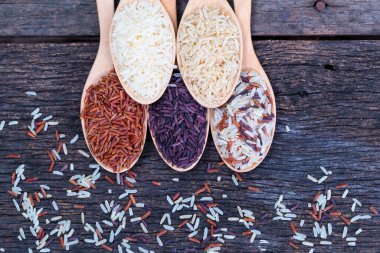 Ahşap zeminde beş çeşit organik pirinç.